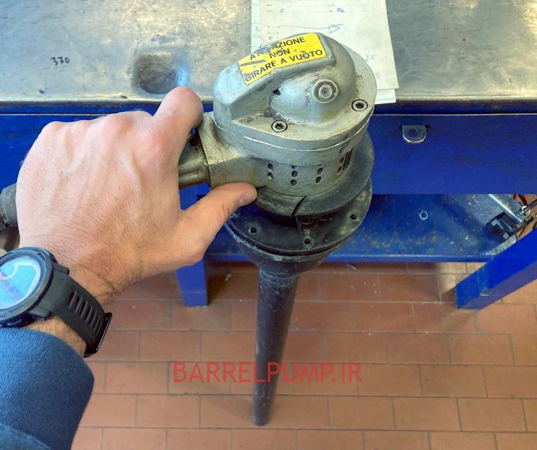 Una bomba de tambor de 50 años fue devuelta a la fábrica para su reparación.